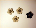 Lederblüten-mit-Niete-weiss-schwarz_LEAP023_Foto:www.material-idee.com