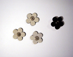 Lederblüten-mit-Niete-weiss-schwarz_LEAP024_Foto:www.material-idee.com