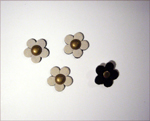 Lederblüten-mit-Niete-weiss-schwarz_LEAP025_Foto:www.material-idee.com